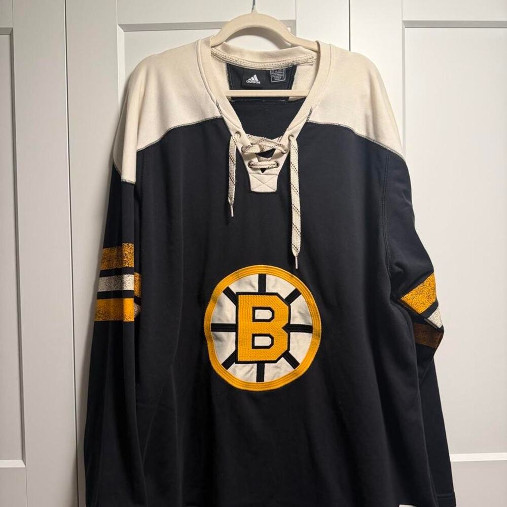 Boston bruins nhl oficial with
